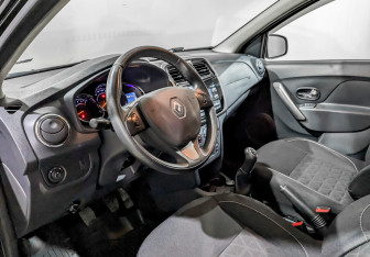 Подержанный автомобиль Renault Sandero 2016 года (16 фото)