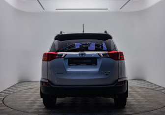 Подержанный автомобиль Toyota RAV4 2013 года (6 фото)