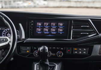 Подержанный автомобиль Volkswagen Multivan 2020 года (21 фото)