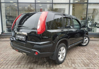 Подержанный автомобиль Nissan X-Trail 2011 года (8 фото)