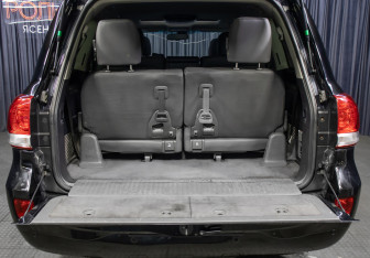 Подержанный автомобиль Toyota Land Cruiser Suv 2009 года (10 фото)
