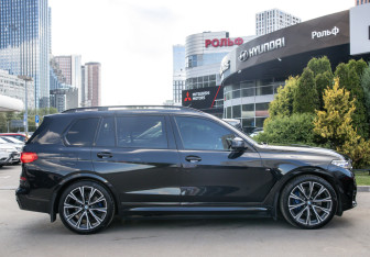 Подержанный автомобиль BMW X7 2019 года (3 фото)