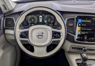 Подержанный автомобиль Volvo XC90 2020 года (22 фото)