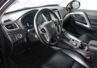 Подержанный автомобиль Mitsubishi Montero Sport 2022 года (11 фото)