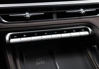 Подержанный автомобиль Geely Monjaro 2026 года (27 фото)