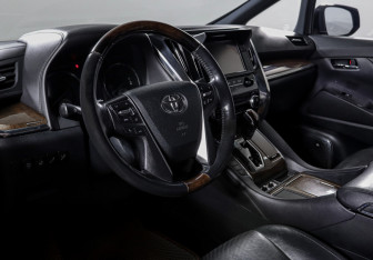 Подержанный автомобиль Toyota Alphard 2015 года (14 фото)