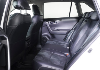 Подержанный автомобиль Toyota RAV4 2021 года (11 фото)