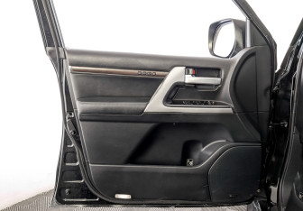 Подержанный автомобиль Toyota Land Cruiser Suv 2017 года (19 фото)