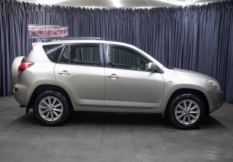 Подержанный автомобиль Toyota RAV4 2006 года (4 фото)
