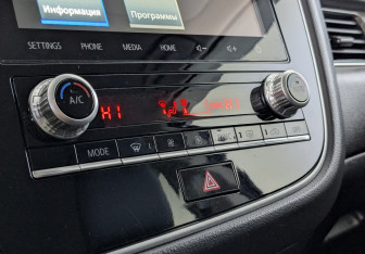 Подержанный автомобиль Mitsubishi Outlander 2020 года (16 фото)