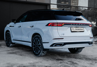 Подержанный автомобиль Jaecoo J8 2024 года (7 фото)