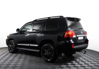 Подержанный автомобиль Toyota Land Cruiser Suv 2012 года (7 фото)