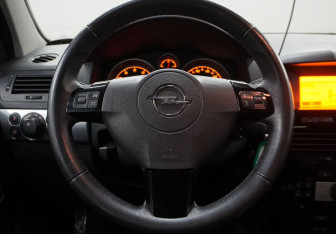 Подержанный автомобиль Opel Astra Sedan 2013 года (13 фото)