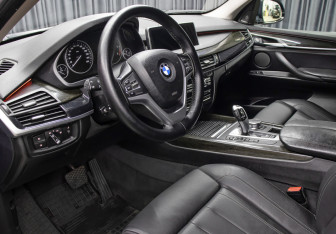 Подержанный автомобиль BMW X5 2017 года (15 фото)