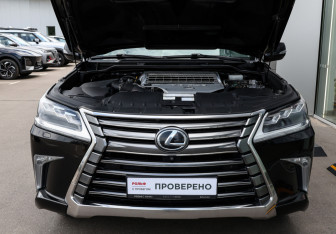 Подержанный автомобиль Lexus LX 2016 года (9 фото)