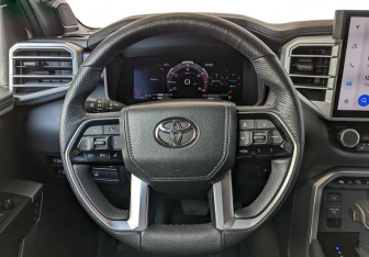 Подержанный автомобиль Toyota Sequoia 2023 года (11 фото)