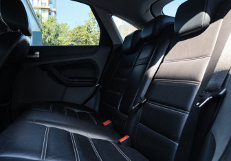 Подержанный автомобиль Ford Focus Hatchback 2008 года (7 фото)