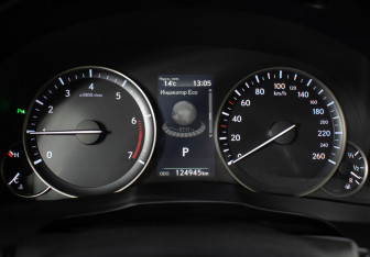 Подержанный автомобиль Lexus ES 2016 года (13 фото)