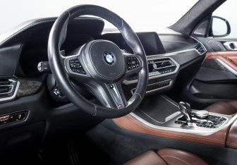 Подержанный автомобиль BMW X5 2021 года (14 фото)