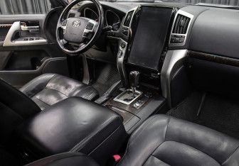 Подержанный автомобиль Toyota Land Cruiser Suv 2012 года (11 фото)