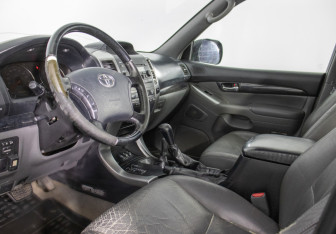 Подержанный автомобиль Toyota Land Cruiser Prado 2008 года (10 фото)