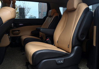 Подержанный автомобиль Kia Carnival 2021 года (10 фото)