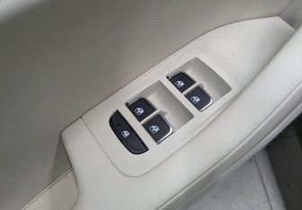 Подержанный автомобиль Hongqi H5 2022 года (10 фото)