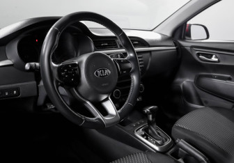 Подержанный автомобиль Kia Rio Hatchback 2018 года (14 фото)