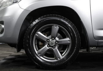 Подержанный автомобиль Toyota RAV4 2012 года (23 фото)