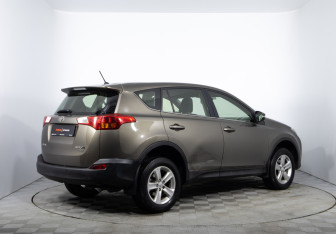 Подержанный автомобиль Toyota RAV4 2013 года (5 фото)