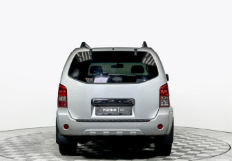 Подержанный автомобиль Nissan Pathfinder 2010 года (6 фото)
