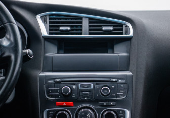 Подержанный автомобиль Citroen C4 Hatchback 2012 года (14 фото)