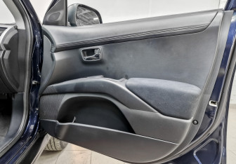 Подержанный автомобиль Peugeot 4007 2011 года (23 фото)