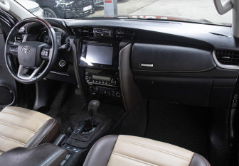 Подержанный автомобиль Toyota Fortuner 2017 года (11 фото)