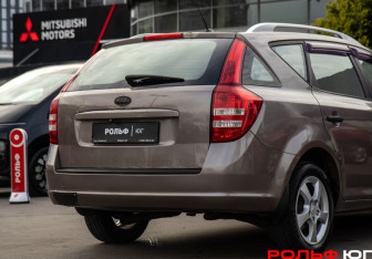 Подержанный автомобиль Kia Ceed Wagon 2007 года (15 фото)