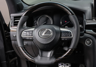 Подержанный автомобиль Lexus LX 2017 года (17 фото)