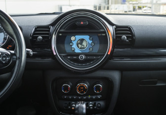 Подержанный автомобиль MINI Clubman Wagon 2017 года (13 фото)
