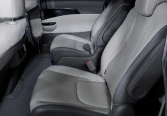 Подержанный автомобиль Kia Carnival 2020 года (10 фото)