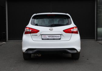 Подержанный автомобиль Nissan Tiida Hatchback 2015 года (5 фото)