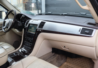 Подержанный автомобиль Cadillac Escalade Suv 2007 года (7 фото)