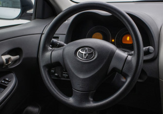 Подержанный автомобиль Toyota Corolla Sedan 2007 года (15 фото)