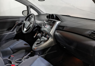 Подержанный автомобиль Toyota Verso 2014 года (13 фото)