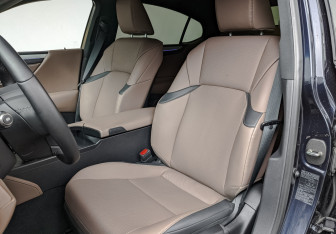 Подержанный автомобиль Lexus ES 2025 года (19 фото)