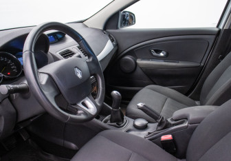Подержанный автомобиль Renault Fluence 2012 года (10 фото)
