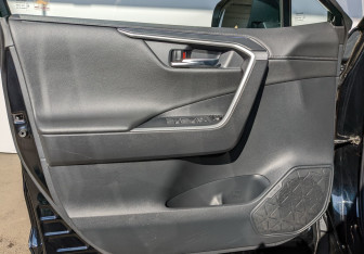 Подержанный автомобиль Toyota RAV4 2022 года (9 фото)