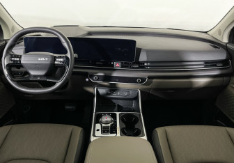 Подержанный автомобиль Kia Carnival 2025 года (12 фото)