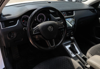 Подержанный автомобиль Skoda Octavia Liftback 2016 года (12 фото)