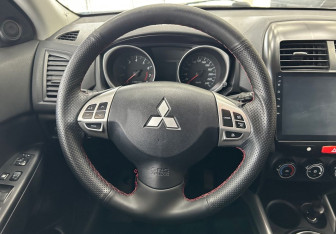 Подержанный автомобиль Mitsubishi ASX 2011 года (14 фото)