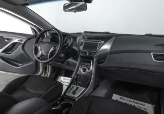 Подержанный автомобиль Hyundai Elantra Sedan 2012 года (6 фото)