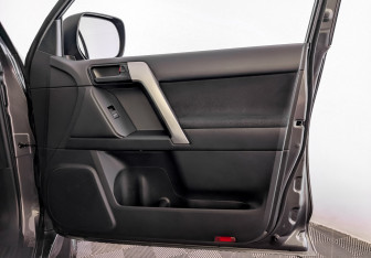 Подержанный автомобиль Toyota Land Cruiser Prado 2021 года (25 фото)